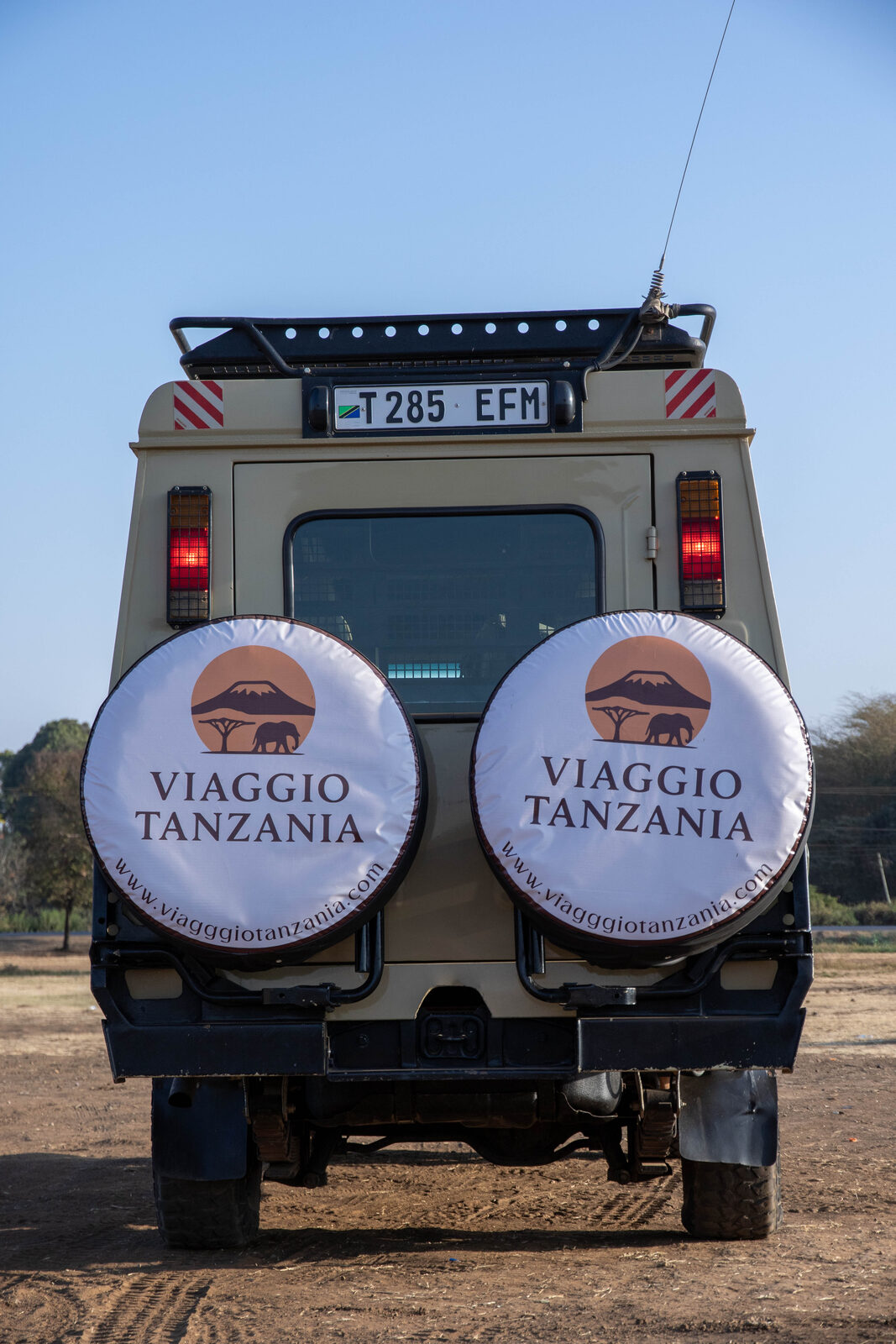 Viaggio Tanzania safari Land Cruiser on the plains